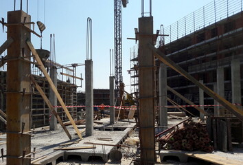 Cantiere edile in estate - gru e ponteggio