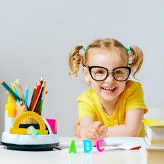back to school, the student listens happily to the teacher and sits at the Desk.