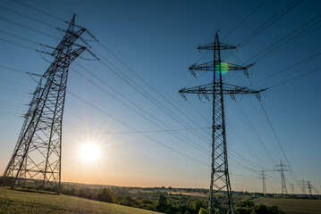 Strommasten im Gegenlicht
