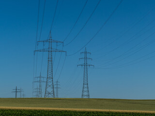 Strommasten im Gegenlicht