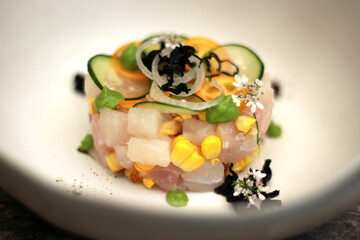 plato gourmet ceviche de pescado con elote, pepino en salsa verde 