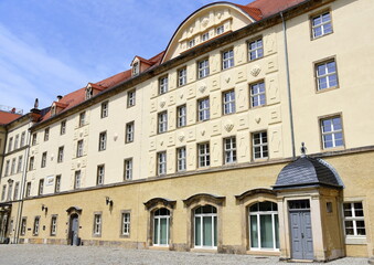 Fototapeta na wymiar Schlosshof von Festung Sonnenstein vor strahlend blauem Himmel
