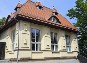 Gebäudeteil von Schloss Sonnenstein vor strahlend blauem Himmel