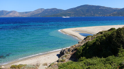 Fototapeta premium Beautiful secluded tropical exotic peninsula sandy bay and beach with emerald sea