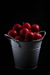 cereza en un balde de metal con fondo engro