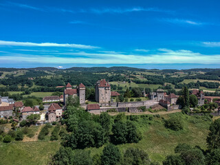 Fototapeta na wymiar Curemonte (Corrèze, France) - Vue aérienne des trois châteaux et de l'église Saint Barthélémy