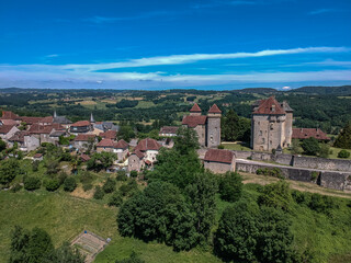Fototapeta na wymiar Curemonte (Corrèze, France) - Vue aérienne des châteaux de Plas et Saint Hilaire