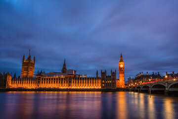 Fototapeta na wymiar houses of parliament london at blue hour