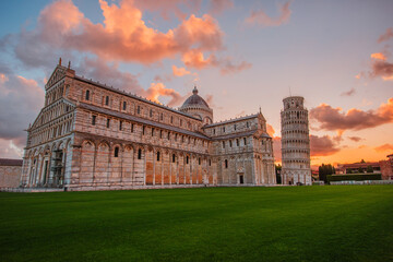 the leaning tower of pisa at sunrise