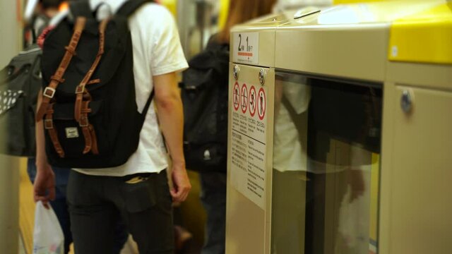 通勤　駅のホームドア　イメージ　2020年6月