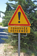 Panneau : provisoire, jaune, chauss&eacute;e d&eacute;form&eacute;e.