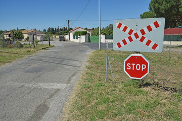 Panneau : croisement avec une voie ferrée et stop