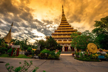 Fototapeta premium Tło głównych atrakcji turystycznych w Khon Kaen (Phra Mahathat Kaen Nakhon) to duża pagoda z 9 piętrami, tajscy turyści i obcokrajowcy zawsze przyjeżdżają, aby zobaczyć piękno i podróżować po Tajlandii.