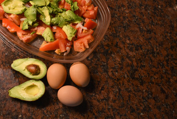 Ensalada de paltas, tomates y huevos sobre la mesada de la cocina