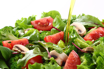 サラダにオリーブオイルをかける