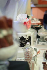 Torta de boda en mesa de dulces