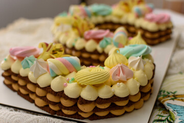 Chocotorta decorada con malvaviscos