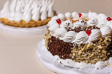 Plano cercano de torta de crema con lemon pie al fondo