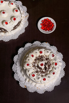 Tortas de crema, guindas y chocolate en vista cenital 