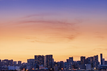 Obraz premium 夕焼けの空と高層ビル群