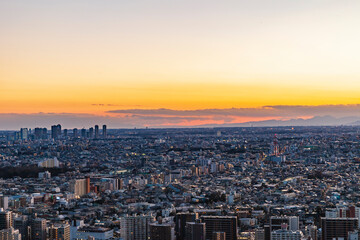 夕焼けの空と東京都市風景