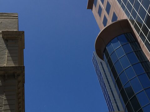 Distintos edificios de la CBD de Melbourne crean una toma en picada con un enfoque hacía el azul del cielo que nos recuerda lo pequeños que somos a nivel universal. 