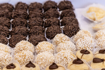 Deliciosos doces para festa contendo brigadeiro e beijinho 