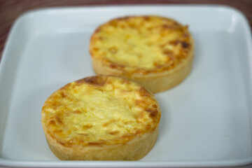 Deliciosos salgados quiches assados 