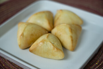 Deliciosos salgados de esfihas e bolinhos recheados de carne 