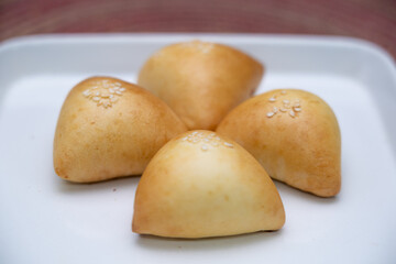 Deliciosos salgados de esfihas e bolinhos recheados de carne 