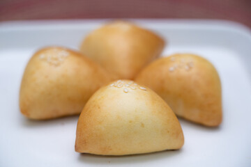 Deliciosos salgados de esfihas e bolinhos recheados de carne 