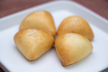 Deliciosos salgados de esfihas e bolinhos recheados de carne 