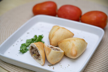 deliciosos salgados de esfiha de carne e frango