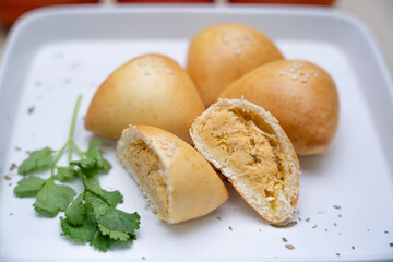 deliciosos salgados de esfiha de carne e frango
