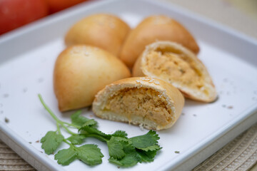 deliciosos salgados de esfiha de carne e frango