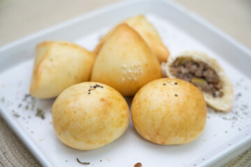 Deliciosos salgados de esfihas e bolinhos recheados de carne 