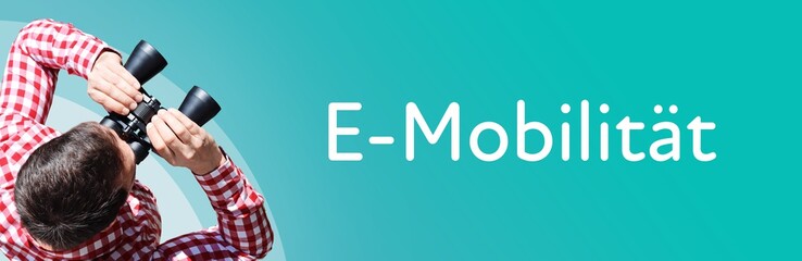 E-Mobilität (Elektromobilität). Mann mit Fernglas aus Vogelperspektive. Beobachtung, Draufsicht,...