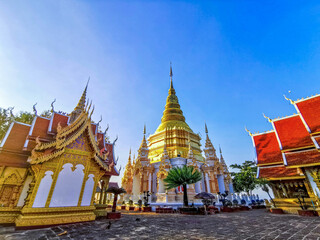 Fototapeta premium 4 Pagoda Kruba położona na górze za Wat Prabat Tak Pha, Lamphun, Tajlandia