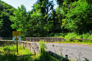 panneaux attention danger sur le bord de la route