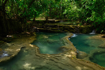 Les bassins formant des plateaux d'eau vus de dessus aux chutes de Kuang Si, à Luang Prabang, au Laos.