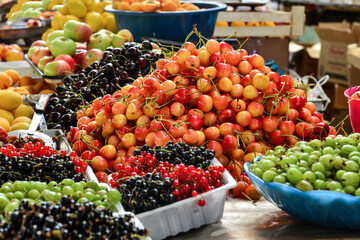 Cherries are sold on the counter in the bazaar.