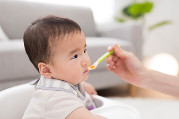 離乳食を食べる赤ちゃん