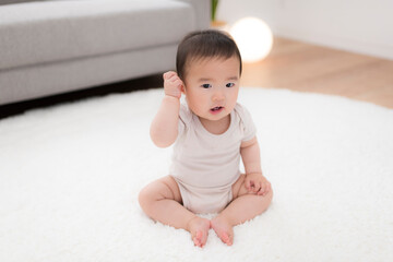 Fototapeta premium お座りする赤ちゃん
