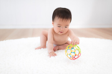 ボールのおもちゃで遊ぶ赤ちゃん