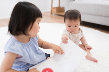 仲良く絵本を読んでいる姉妹