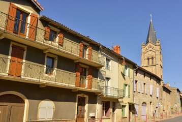 Architecture et clocher d'Aguessac (12520) su la D 809, Aveyron en Occitanie, France