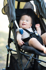 ベビーカーに乗せられてお出かけする赤ちゃん