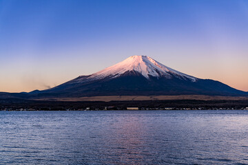 山中湖から見る夜明けの富士