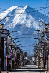 富士吉田市商店街にそびえる富士