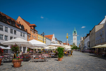 Straubing in Niederbayern, Ortskern Theresienplatz und Stadtturm im Sommer bei blauem Himmel
